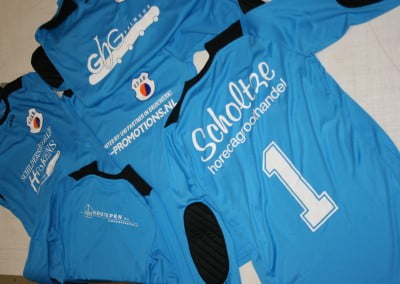 Sportkleding bedrukken rugnummer sponsor logo