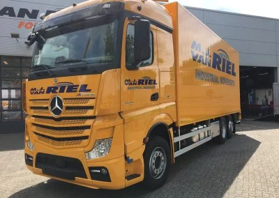 vrachtwagenbelettering van riel