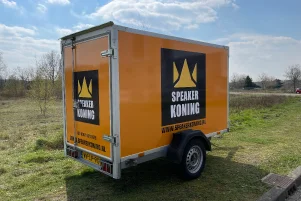 Speaker-Koning-Aanhanger-Belettering